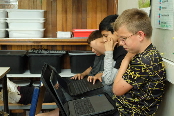 Drie Jongens Bezig Op Laptop