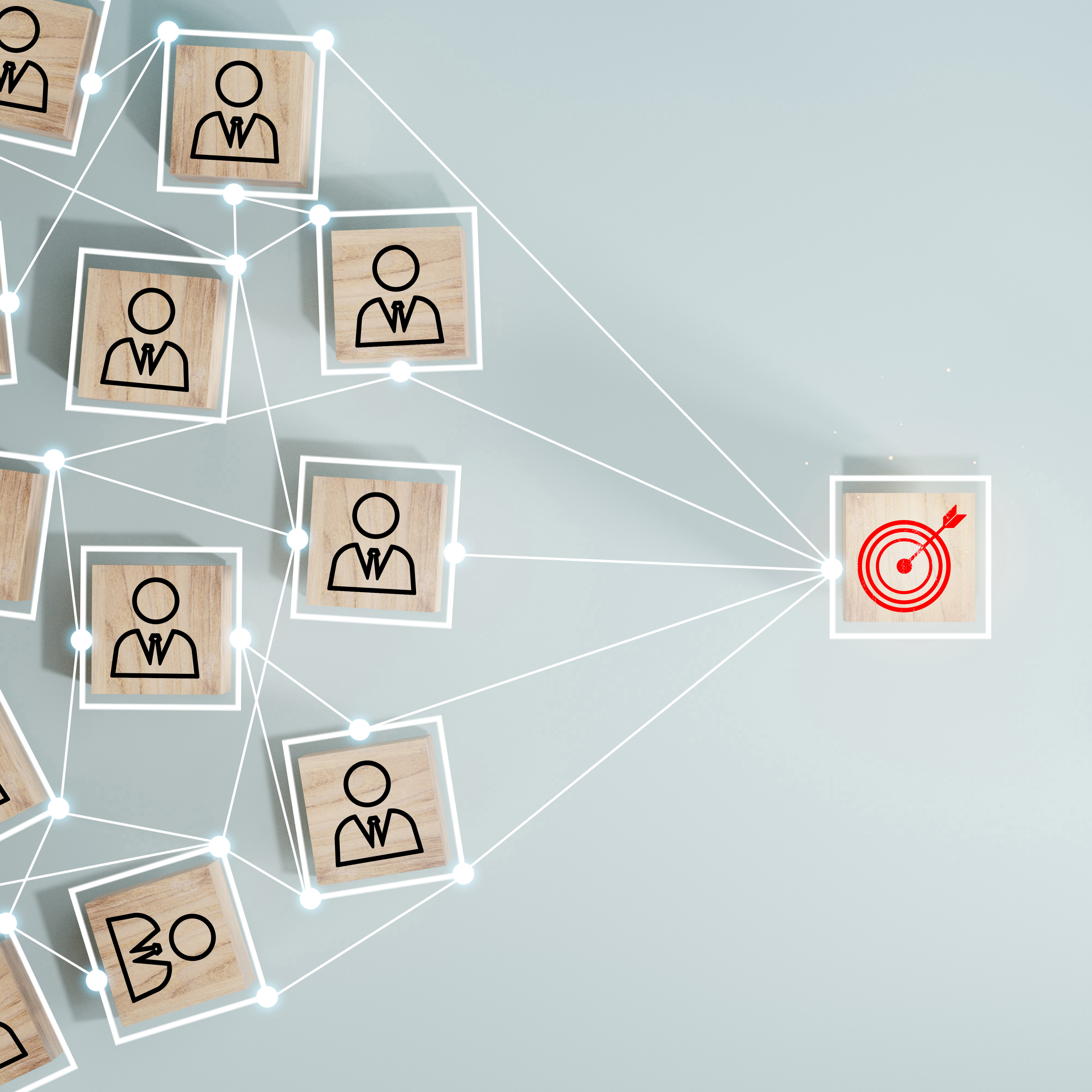 houten blokjes met iconen van mannetjes en een dartsbord op een tafel