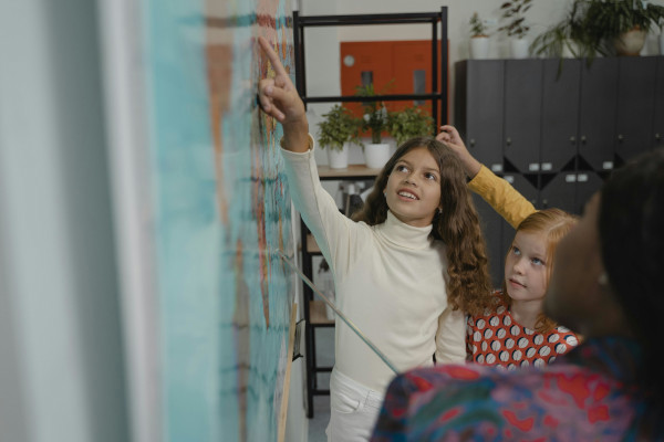Kinderen Aan Het Schoolbord Die Iets Aanwijzen Op Een Wereldkaart Rh