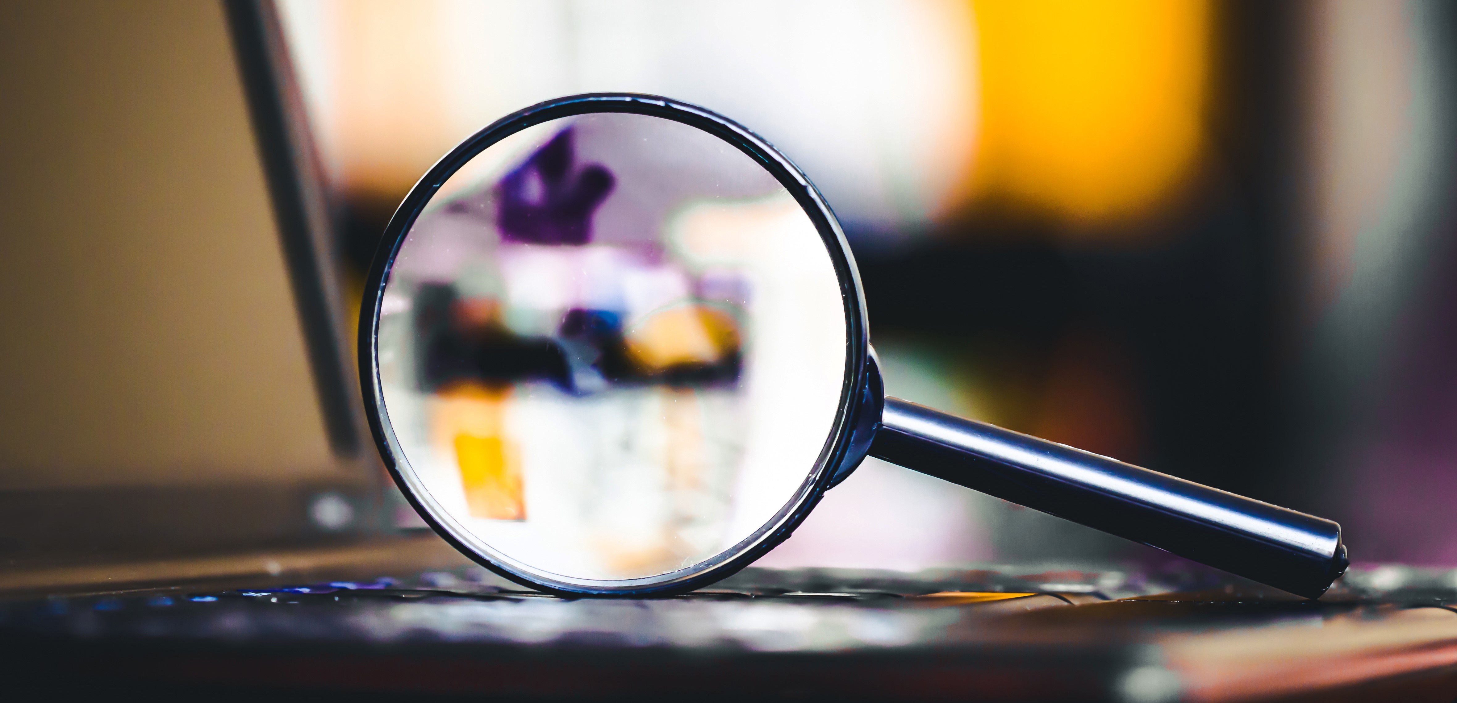 vergrootglas dat op een toetsenbord ligt