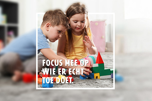 Twee kleutertjes spelen met gekleurde blokjes. Tekst op beeld is 'Focus mee op wie er echt toe doet.'