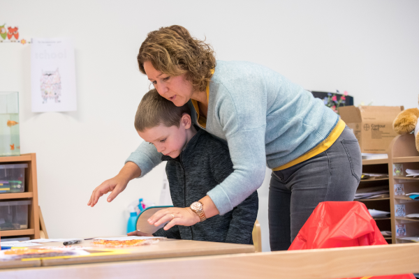 Kind Met Zorgleerkracht Rh