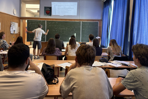 Leraar Vooraan In Zijn Klas 7E Jaar Bijzonder Wetenschappelijke Vorming Rh