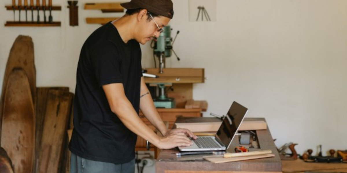 Jonge Man Aan Laptop In Atelier 2