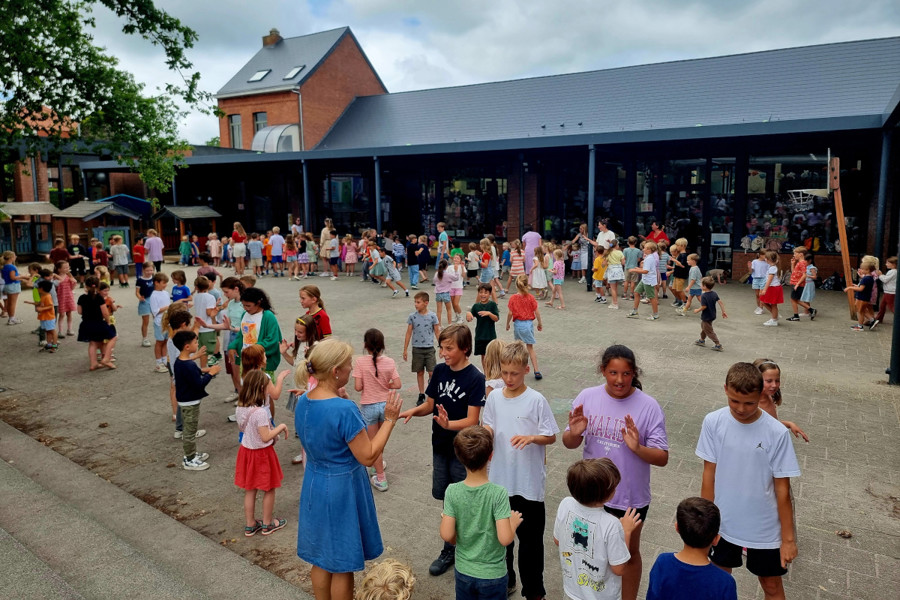 Volksdans Op Speelplaats GO! Basisschool De Esdoorn