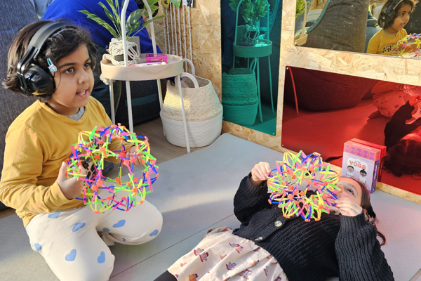 Twee Leerlingen In De Weer Met Een Kleurrijke Dynamische Bol In De Zen Zone Van GO! Basisschool De Stempel In Brugge