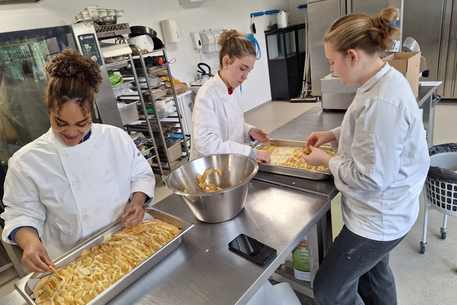 In De Grootkeuken Van FGU Rh