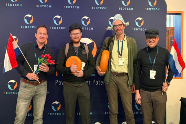 Steven Met Zijn Companen In Delft