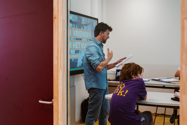 Leraar Aan Het Woord In Een Klas