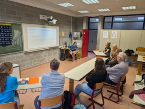 Leerkrachten die een presentatie volgen in een leslokaal