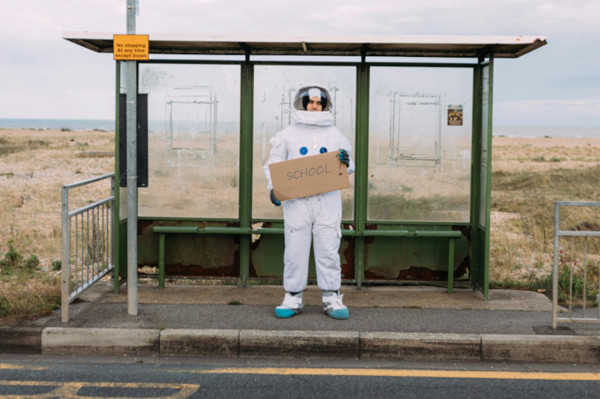 Ruimtevaarder Bij Bushalte Rh2