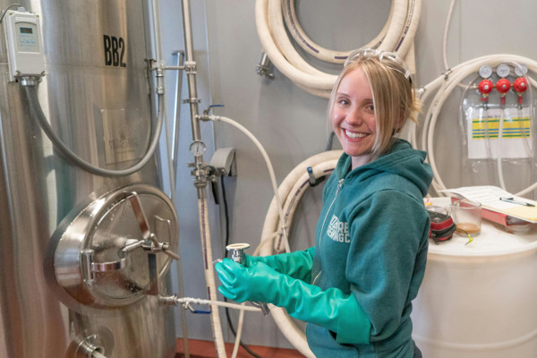 Jonge Vrouw In Industriële Werkomgeving Rh