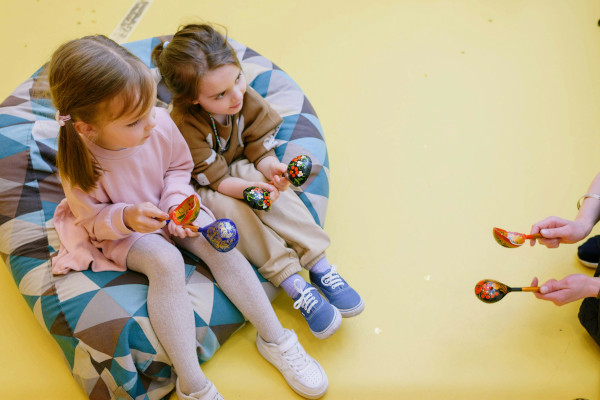 Twee Meisje En Juf Met Lepels In De Weer Rh