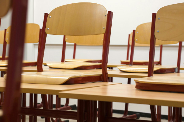 Lege Stoelen Op Banken In Klaslokaal Rh