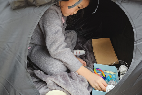 Leerling In Een Tentje In De Zen Zone Van GO! Basisschool De Stempel In Brugge