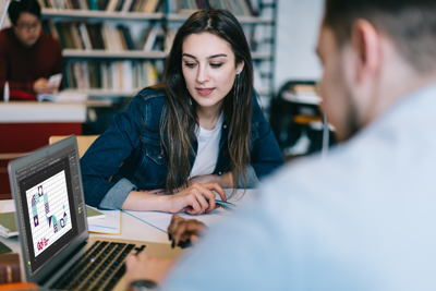 2 Leraren maken samen een scholenwebsite aan een laptop