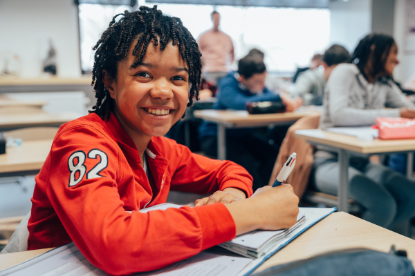 Lachende Jongen Met Krullend Haar In Klas Rh