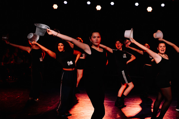 Dansers In Zwarte Kledij Met Zilverkleurige Hoedjes Rh