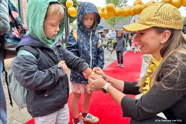 Kindjes Op Speelplaats Met Juf Die Gouden Bandje Om Hun Pols Aanbrengt 1