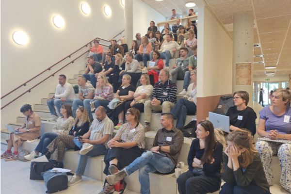 Inspiratiedag Nieuwbouwprojecten Publiek Op Trappen In De Aula