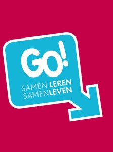 Roze Achtergrond Met Een Blauwe Pijl En Tekstballon Met 'GO! Samen Leren Samenleven