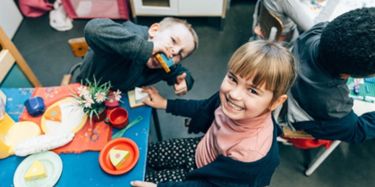 Twee Kindjes Aan Een Kleurrijk Tafeltje 2